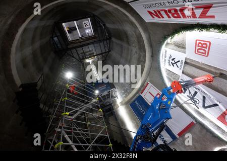 Munich, Allemagne. 24 avril 2024. Les ouvriers effectuent un arrêt symbolique dans le tunnel du puits de secours 3 près de Hackerbrücke, marquant le début des travaux du premier tunnel sur la 2e ligne principale. Le puits de sauvetage 3 servira de voie d'évacuation en cas d'accident. Crédit : Sven Hoppe/dpa/Alamy Live News Banque D'Images