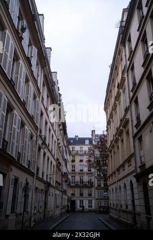 Un immeuble résidentiel de style haussmannien à Paris, capitale de la France, le 04 janvier 2023. Batiment d'habitation d'une architecture de type Haussmann Banque D'Images