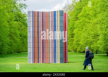 Londres, Royaume-Uni. 24 avril 2024. STRIP-TOWER (2023) par Gerhard Richter (92 ans) près de Serpentine South dans les jardins de Kensington. Une nouvelle œuvre à grande échelle mesurant plus de trois mètres de haut, qui est une installation qui exploite les propriétés réfléchissantes du verre et des surfaces réfléchissantes pour «améliorer notre perception de l'environnement bâti». Il sera visible du 25 avril au 27 octobre 2024. L’œuvre est la dernière d’une longue série d’œuvres d’art public majeures présentées par Serpentine dans les parcs royaux. Crédit : Guy Bell/Alamy Live News Banque D'Images