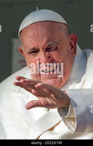 Vatican, Vatican. 24 avril 2024. Italie, Rome, Vatican, 2024/4/24.le pape François lors de l'audience générale hebdomadaire sur la place Saint-Pierre, Cité du Vatican photographie par Alessia Giuliani /presse catholique photos s. RESTREINTES À UN USAGE ÉDITORIAL - PAS DE MARKETING - PAS DE CAMPAGNES PUBLICITAIRES. Crédit : Agence photo indépendante/Alamy Live News Banque D'Images