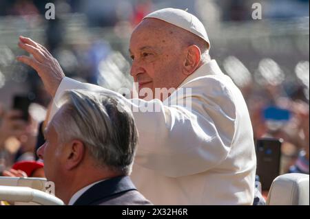 Vatican, Vatican. 24 avril 2024. Italie, Rome, Vatican, 2024/4/24.le pape François lors de l'audience générale hebdomadaire sur la place Saint-Pierre, Cité du Vatican photographie par Alessia Giuliani /presse catholique photos s. RESTREINTES À UN USAGE ÉDITORIAL - PAS DE MARKETING - PAS DE CAMPAGNES PUBLICITAIRES. Crédit : Agence photo indépendante/Alamy Live News Banque D'Images