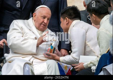 Vatican, Vatican. 24 avril 2024. Italie, Rome, Vatican, 2024/4/24.le pape François lors de l'audience générale hebdomadaire sur la place Saint-Pierre, Cité du Vatican photographie par Alessia Giuliani /presse catholique photos s. RESTREINTES À UN USAGE ÉDITORIAL - PAS DE MARKETING - PAS DE CAMPAGNES PUBLICITAIRES. Crédit : Agence photo indépendante/Alamy Live News Banque D'Images