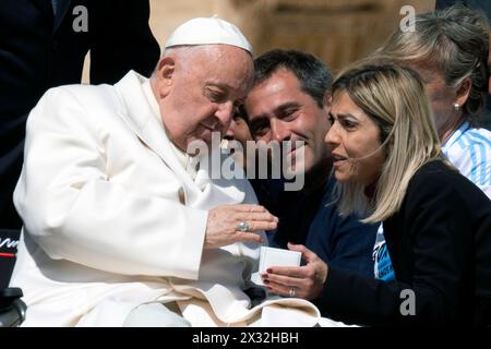 Vatican, Vatican. 24 avril 2024. Italie, Rome, Vatican, 2024/4/24.le pape François lors de l'audience générale hebdomadaire sur la place Saint-Pierre, Cité du Vatican photographie par Alessia Giuliani /presse catholique photos s. RESTREINTES À UN USAGE ÉDITORIAL - PAS DE MARKETING - PAS DE CAMPAGNES PUBLICITAIRES. Crédit : Agence photo indépendante/Alamy Live News Banque D'Images