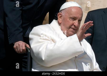 Vatican, Vatican. 24 avril 2024. Italie, Rome, Vatican, 2024/4/24.le pape François lors de l'audience générale hebdomadaire sur la place Saint-Pierre, Cité du Vatican photographie par Alessia Giuliani /presse catholique photos s. RESTREINTES À UN USAGE ÉDITORIAL - PAS DE MARKETING - PAS DE CAMPAGNES PUBLICITAIRES. Crédit : Agence photo indépendante/Alamy Live News Banque D'Images