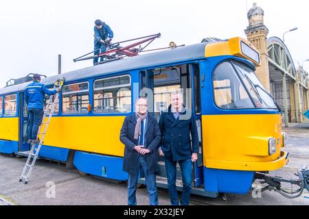 IM dritten Jahr des Konflikts in der Ukraine setzt die Stadt Leipzig ihr engagement für humanitäre Unterstützung fort. Dies beinhaltet verschiedene Maßnahmen, darunter Soimmédiilfe und materielle Unterstützung. ALS Teil dieser Bemühungen werden die Leipziger Verkehrsbetriebe nun 26 ausgemusterte Tatra-Fahrzeuge zur Verfügung stellen. Die Fahrzeuge werden von einem ukrainisch-polnischen Transportunternehmen verladen. Die ersten 7 Fahrzeuge haben bereits in der Nacht die Stadt in Richtung Dnipro verlassen, während die verbleibenden Fahrzeuge in den kommenden Wochen folgen werden. Dies markiert EI Banque D'Images