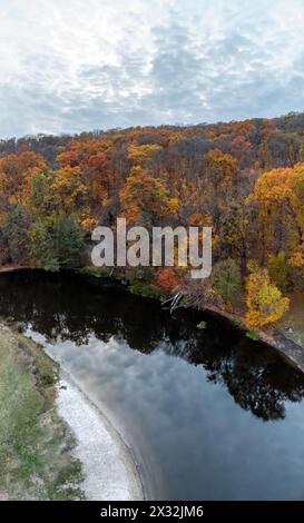Panorama vertical panoramique aérien de rivière en automne forêt vibrante avec ciel nuageux gris en Ukraine Banque D'Images