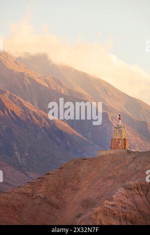 Le Christ de Maimara au coucher du soleil, Quebrada de Humahuaca, Jujuy, Nord-Ouest argentin. Banque D'Images