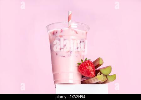 Milkshake à la fraise et à la rhubarbe, cocktail crémeux glacé avec crème glacée fouettée, rhubarbe et fraises tranchées Banque D'Images