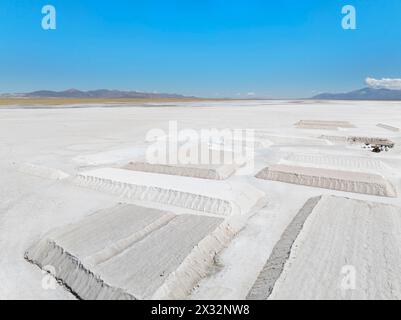 Une usine pour l'extraction de sel dans la saline de Salinas grandes, Puna de Salta et Jujuy, Argentine. Banque D'Images