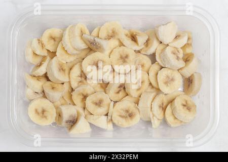 Coupes de bananes surgelées pour smoothies et glaces maison Banque D'Images