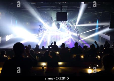 Foule amusez-vous sur dancefloor avec de nombreux projecteurs Banque D'Images