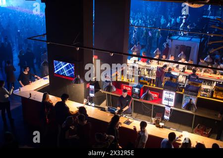 MOSCOU - DEC 8 : les gens achètent des boissons dans le bar près du dancefloor avec des showgirls sur GLOBALCLUBBING Mind Games in Stadium Live le 8 décembre 2013 à Mo Banque D'Images