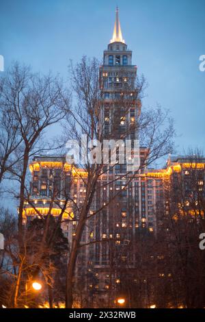 RUSSIE, MOSCOU - APR 2, 2014 : Triumph Palace maison résidentielle avec hôtel atteint les arbres et le ciel dans la soirée. Banque D'Images