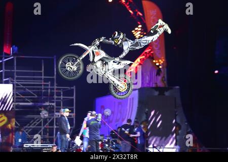 MOSCOU - Mar 02 : sautez sur une moto avec des éléments acrobatiques sur le festival Extreme sports Breakthrough 2013, le 02 mars 2013 à Moscou, Russie. Banque D'Images