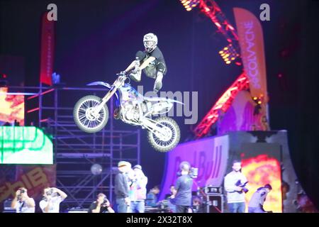 MOSCOU - Mar 02 : sautez sur une moto avec des cascades acrobatiques sur le festival des sports extrêmes percée 2013 dans l'arène de l'Olympic Sports Comple Banque D'Images