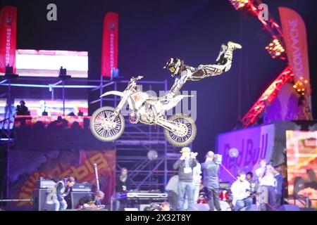 MOSCOU - Mar 02 : sautez sur une moto avec des éléments acrobatiques sur le festival des sports extrêmes percée 2013 dans l'arène de l'Olympic Sports Comp Banque D'Images