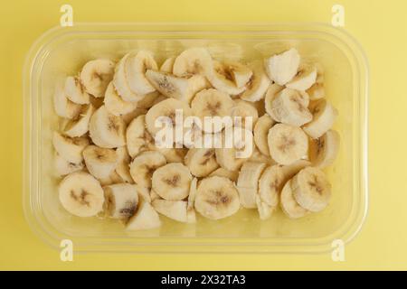 Coupes de bananes surgelées pour smoothies et glaces maison Banque D'Images