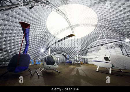 MOSCOU, RUSSIE - DEC 21, 2013 : hélicoptères privés dans le hangar de l'héliport de Moscou - projet unique pour créer le plus grand hélicoptère multi-centre d'Europe Banque D'Images