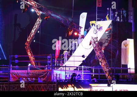 MOSCOU - Mar 02 : sautez avec un tremplin sur le vélo sur le festival des sports extrêmes percée 2013 dans l'arène du complexe sportif olympique, sur M. Banque D'Images