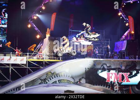 MOSCOU - Mar 02 : saut simultané sur VTT et motoneige sur le festival des sports extrêmes percée 2013 dans l'arène du complexe sportif olympique, Banque D'Images