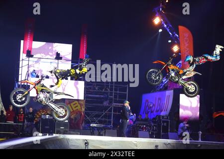 MOSCOU - Mar 02 : les motocyclistes de saut simultané sur le festival des sports extrêmes percée 2013 dans l'arène du complexe sportif olympique, en mars Banque D'Images