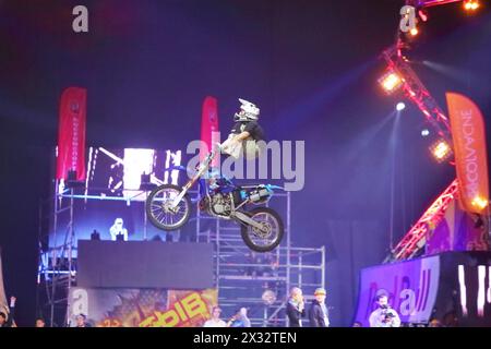 MOSCOU - Mar 02 : cavalier de saut avec des éléments acrobatiques sur le festival des sports extrêmes percée 2013 dans l'arène du complexe sportif olympique, sur ma Banque D'Images