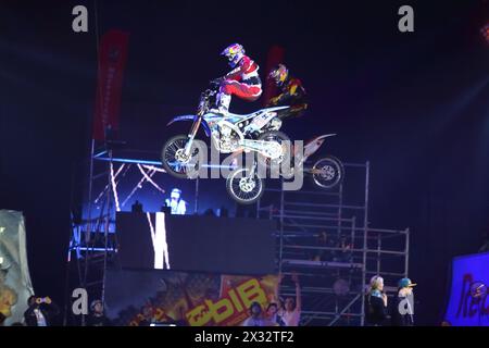 MOSCOU - Mar 02 : doubles sauts motocyclistes sur le festival des sports extrêmes percée 2013 dans l'arène du complexe sportif olympique, le 02 mars, Banque D'Images