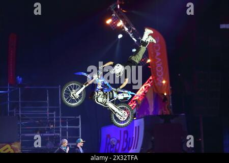 MOSCOU - Mar 02 : cavalier de saut avec des cascades acrobatiques sur le festival des sports extrêmes percée 2013 dans l'arène du complexe sportif olympique, sur Marc Banque D'Images