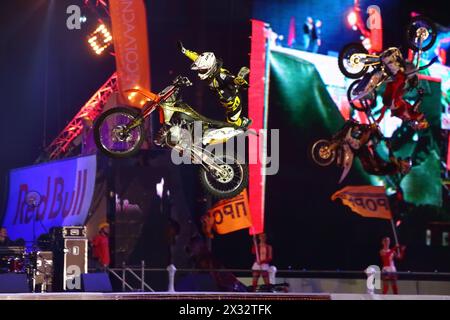 MOSCOU - Mar 02 : cavalier de saut avec des tours acrobatiques sur le festival des sports extrêmes percée 2013 dans l'arène du complexe sportif olympique, sur Marc Banque D'Images