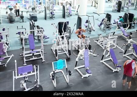 MOSCOU, RUSSIE - 8 MAI 2014 : salle de sport du centre de fitness Gold Gym avec des équipements d'entraîneur. En Russie, Gold Gym a ouvert ses portes en 1996. Banque D'Images