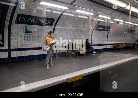 Une femme seule attendant sur le quai de la station de métro Concorde à Paris, capitale de la France, le 5 janvier 2023. Femme seule patientant sur le quain Banque D'Images