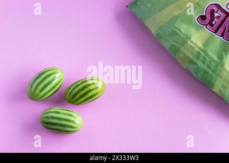 Bonbon, gomme aromatisée au melon avec un intérieur acide Banque D'Images