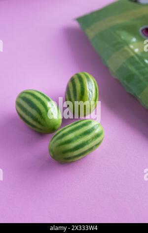 Bonbon, gomme aromatisée au melon avec un intérieur acide Banque D'Images