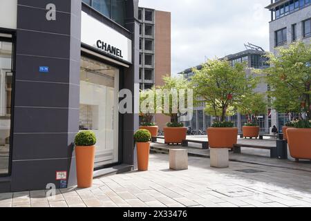 Hambourg, Allemagne. 24 avril 2024. Vue sur le magasin 'Chanel', qui n'est pas loin du sentier 'Am Alsterfleet' et du sentier de randonnée (en arrière à droite). Hambourg reçoit une promenade Karl Lagerfeld. Le sentier pédestre et le sentier de randonnée de 155 mètres de long le long de l'Alsterfleet dans le centre-ville porteront le nom du créateur de mode décédé il y a cinq ans, comme l'a annoncé le Sénat. Lagerfeld est né à Hambourg en 1933 et a toujours eu des liens étroits avec la ville. Crédit : Marcus Brandt/dpa/Alamy Live News Banque D'Images