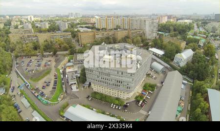 Vue au-dessus du bâtiment en forme de pentagone. Vue depuis un quadrocoptère sans pilote. Banque D'Images