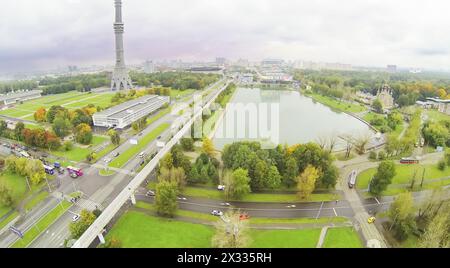 Tour de télévision Ostankino et étang au jour nuageux à Moscou, Russie. Vue depuis un quadrocoptère sans pilote. Banque D'Images