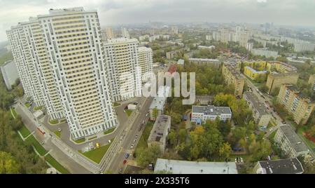 MOSCOU - SEP 30 : (vue depuis un quadrocoptère sans pilote) complexe résidentiel Elk Island et vieux bâtiments, le 30 septembre 2013 à Moscou, Russie. Règlement de Re Banque D'Images