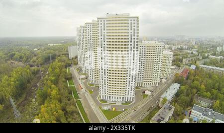 MOSCOU - SEP 30 : (vue depuis un quadrocoptère sans pilote) complexe résidentiel Elk Island par jour nuageux, le 30 septembre 2013 à Moscou, Russie. Installation de résidence Banque D'Images