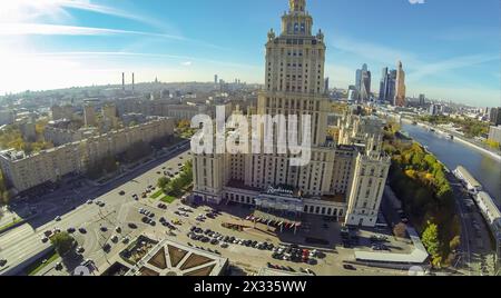 MOSCOU - OCT 12 : Grand bâtiment magnifique de l'Hôtel Radisson Royal (vue drone sans pilote) le 12 octobre 2013 à Moscou, Russie. Banque D'Images