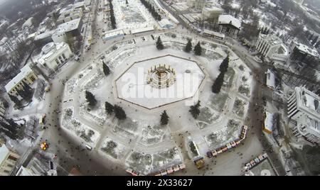 RUSSIE, MOSCOU - Jan 3, 2014 : vue aérienne au centre d'exposition russe avec fontaine des peuples de l'amitié en hiver Banque D'Images