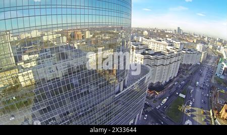 MOSCOU, RUSSIE - nov 09, 2013 : (vue du quadrocoptère sans pilote) toit du centre d'affaires Preo-8 et Preobrajenskaya Square. Hauteur de vingt-huit-STO Banque D'Images