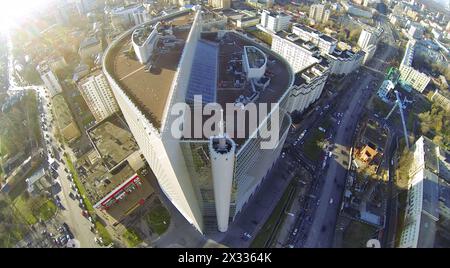 MOSCOU, RUSSIE - nov 09, 2013 : (vue du quadrocoptère sans pilote) toit du centre d'affaires Preo-8. Hauteur du bâtiment Preo-8 de vingt-huit étages est de 106 Banque D'Images