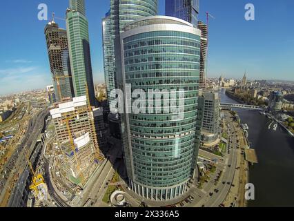 MOSCOU - OCT 12 : paysage urbain avec tours de la ville de Moscou, bâtiments de construction à proximité et rivière (vue du quadrocoptère sans pilote) le 12 octobre 201 Banque D'Images