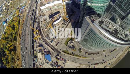 MOSCOU - OCT 12 : paysage urbain avec des tours de la ville de Moscou et des bâtiments de construction à proximité (vue du quadrocoptère sans pilote) le 12 octobre 2013 à Mo Banque D'Images