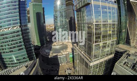 MOSCOU - OCT 12 : vue du quadrocoptère sans pilote aux tours de la ville de Moscou contre le ciel bleu le 12 octobre 2013 à Moscou, Russie. Banque D'Images