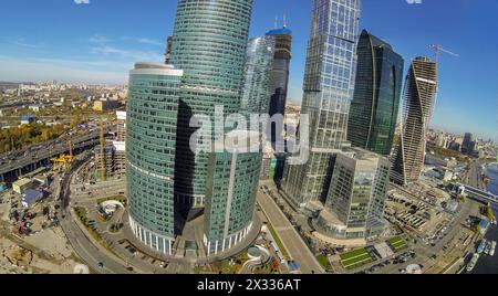 MOSCOU - OCT 12 : vue du quadrocoptère sans pilote au paysage urbain avec les tours de la ville de Moscou et les bâtiments de construction à proximité le 12 octobre 2013 à M. Banque D'Images