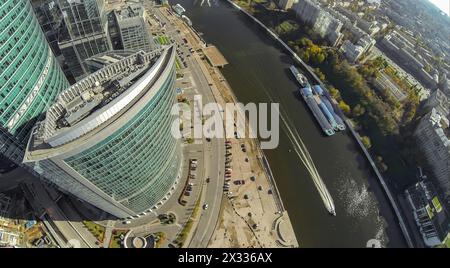 MOSCOU - OCT 12 : paysage urbain avec tours de la ville de Moscou et bateau sur la rivière (vue depuis un quadrocoptère sans pilote) le 12 octobre 2013 à Moscou, Russie. Banque D'Images