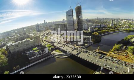 MOSCOU - OCT 12 : vue du quadrocoptère sans pilote au paysage urbain avec les tours en construction de Mirax-Plaza et la rivière le 12 octobre 2013 à Mosco Banque D'Images