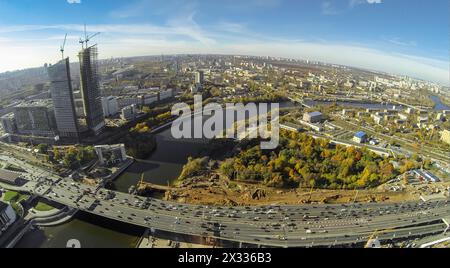 MOSCOU - OCT 12 : vue du quadrocoptère sans pilote à l'autoroute près des tours en construction de Mirax-Plaza et de la rivière le 12 octobre 2013 à Moscou, Banque D'Images