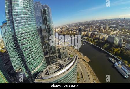 MOSCOU - OCT 12 : paysage urbain avec des tours de la ville de Moscou et des navires sur la rivière (vue depuis un quadrocoptère sans pilote) le 12 octobre 2013 à Moscou, Russie. Banque D'Images